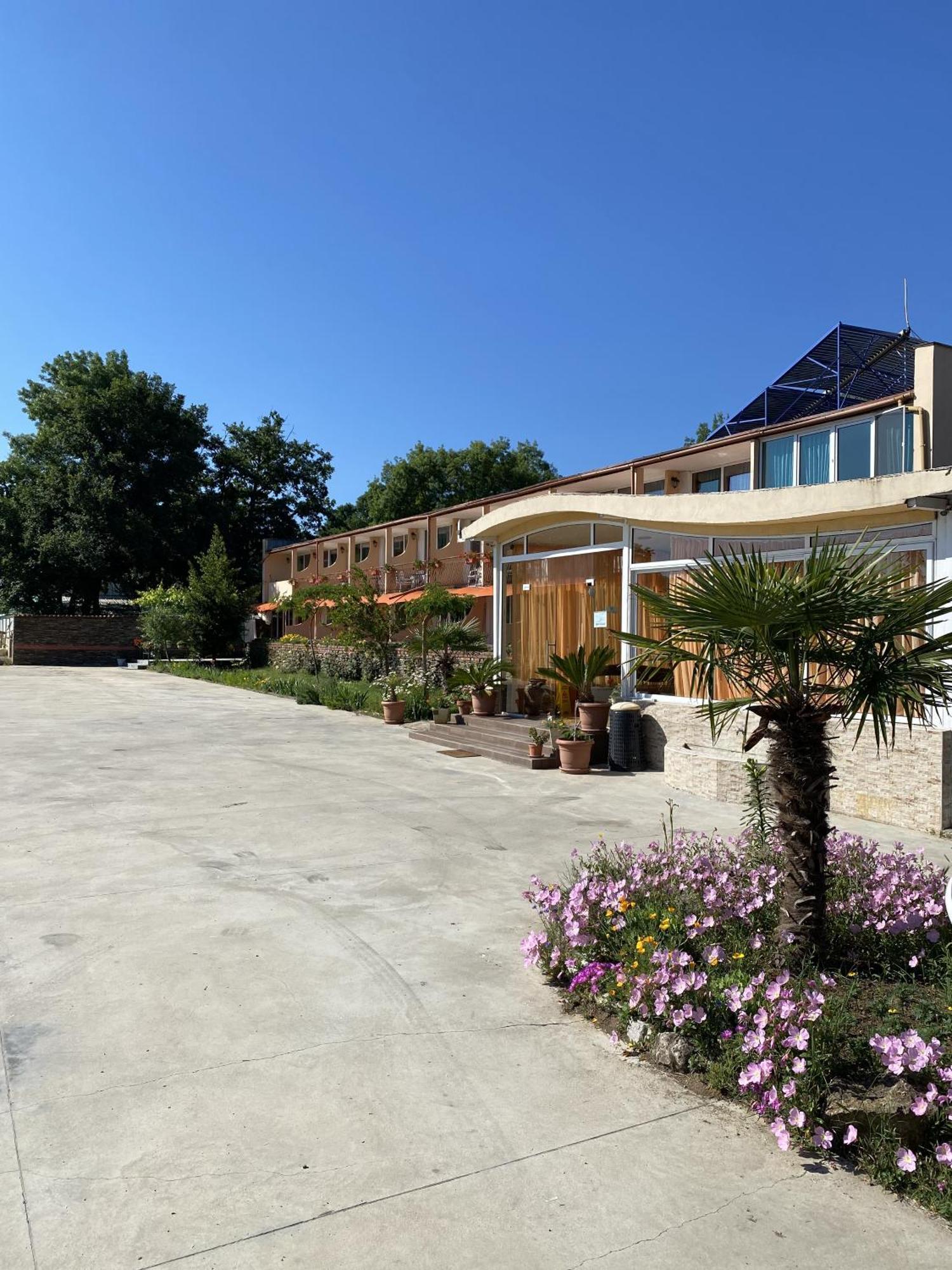 Hotel Surf Primorsko Bagian luar foto