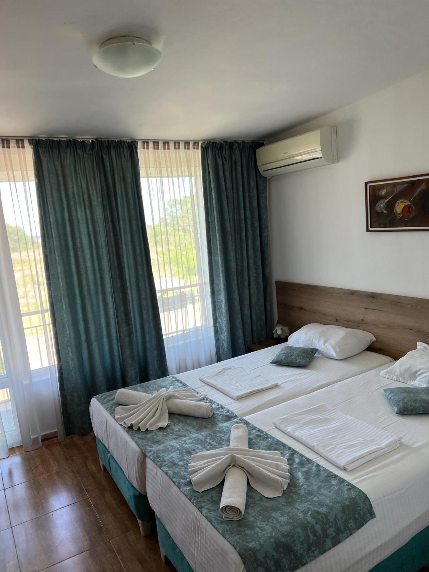 Hotel Surf Primorsko Bagian luar foto