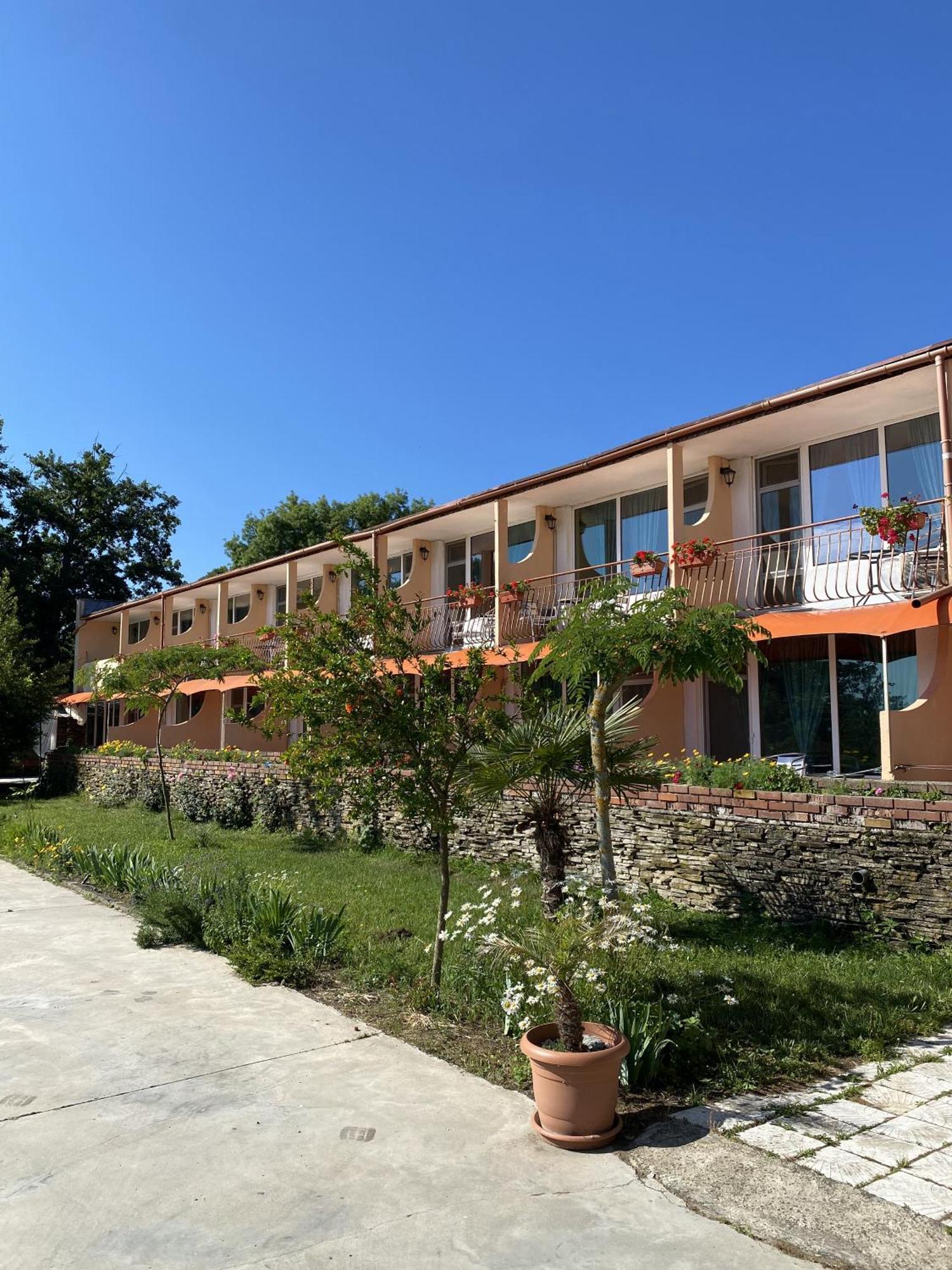 Hotel Surf Primorsko Bagian luar foto